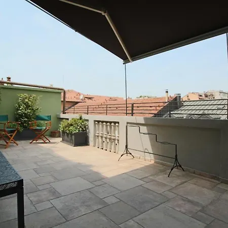 Lacaralele1 * Milán