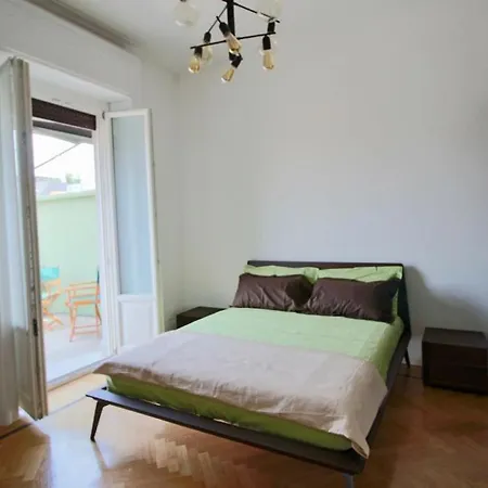 Lacaralele1 * Milán